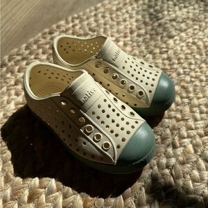 Native Kids Water Shoe in Cream with Green Toe